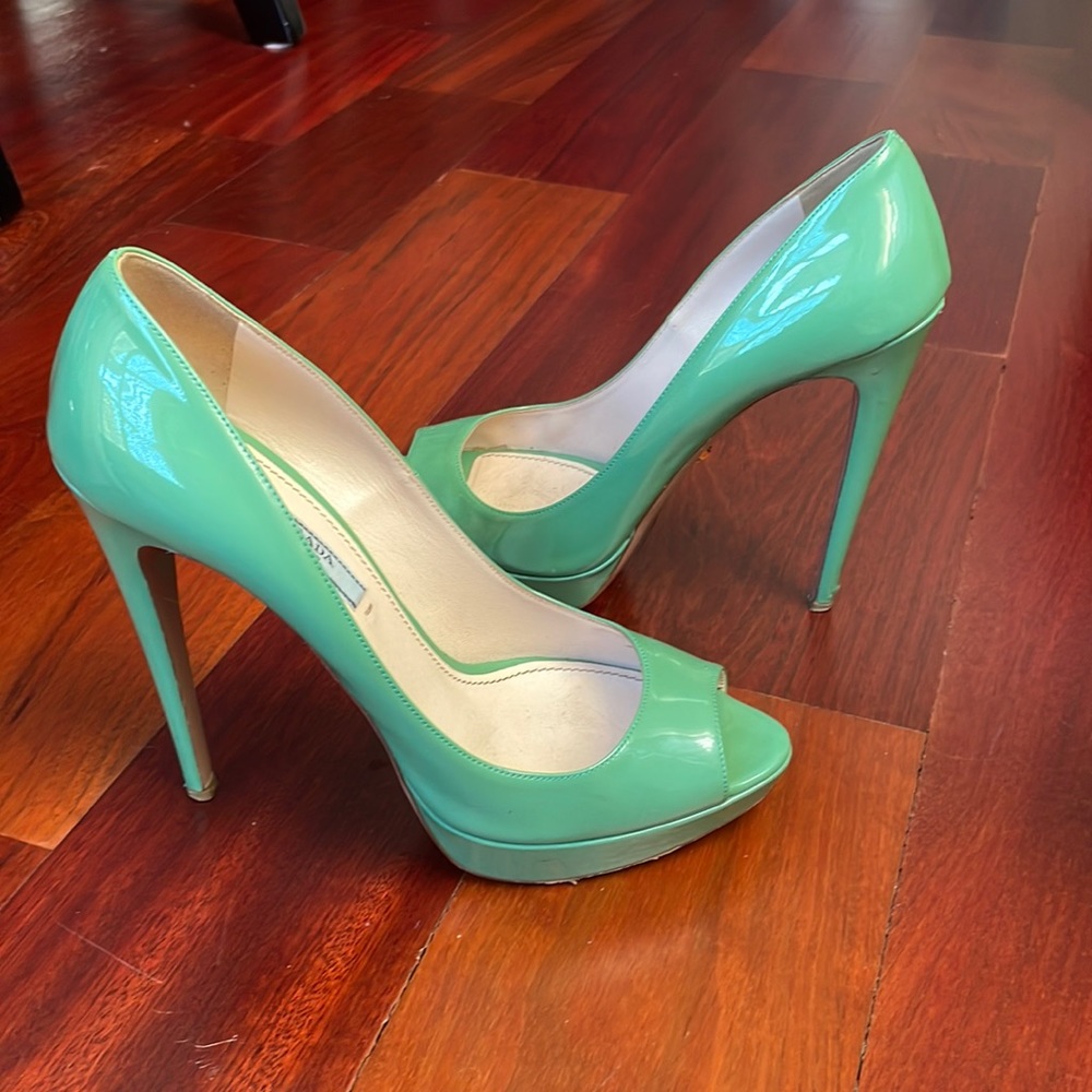 PRADA SIZE 40 (9) sea foam green patent